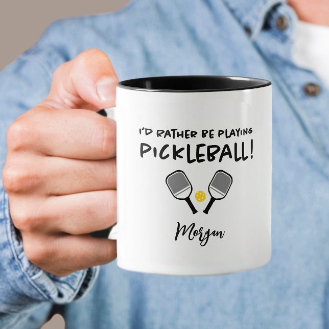 Jag spelar hellre Pickleball Anpassat namn svart Kaffemugg (I'd Rather Be Playing Pickleball Custom Name Black Coffee Mug)
