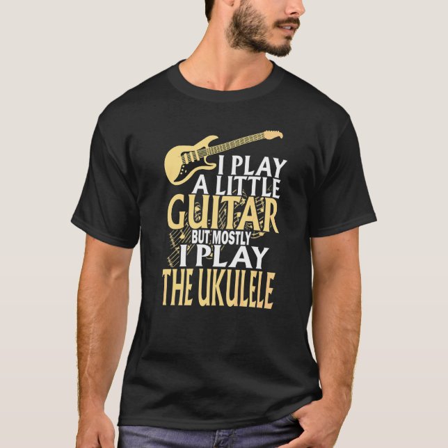 Jag spelar lite gitarr men mest spelar jag ukulele t shirt (Framsida)