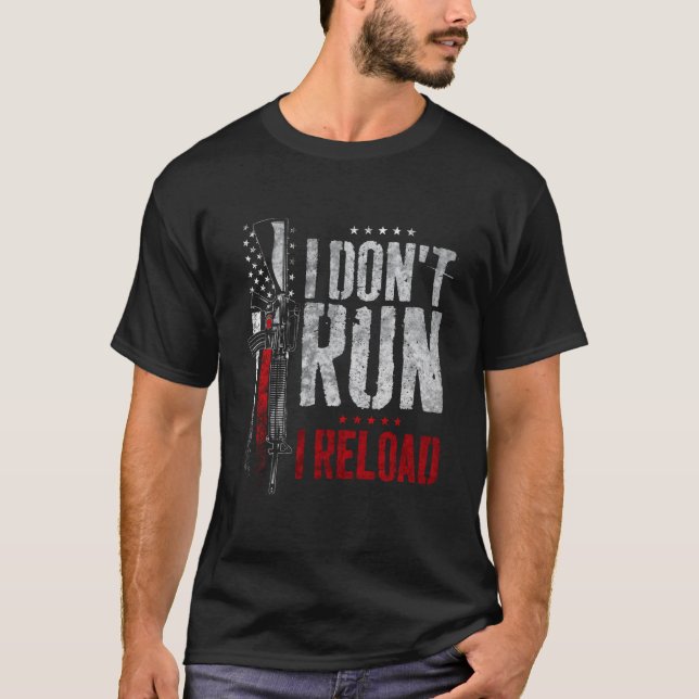 Jag Springar Inte Jag Laddar Om Usa Flagga T Shirt (Framsida)