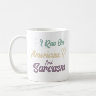 Jag springer på Americano och Sarcasm Roligt Citat Kaffemugg