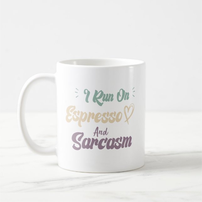 Jag springer på espresso och sarkasm Roligt citat  Kaffemugg (Vänster)