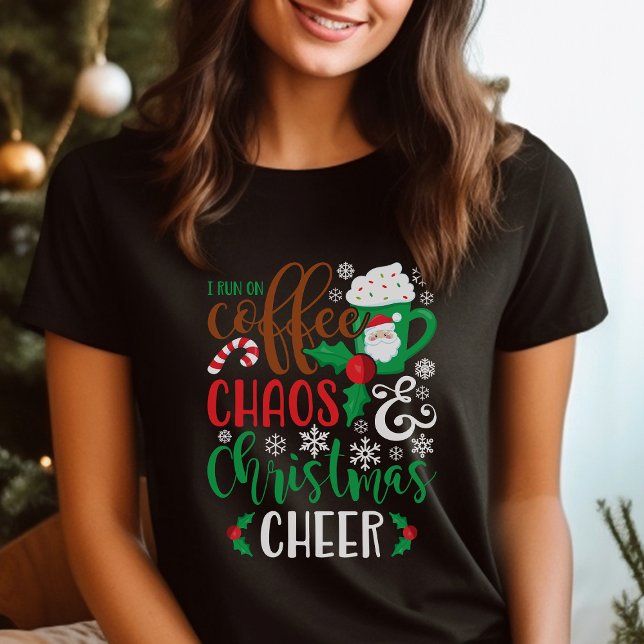 Jag springer på kaffe kaos och julstämning tee shirt (Skapare uppladdad)
