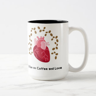 Jag springer på kaffe och kärlekskopp Två-Tonad mugg