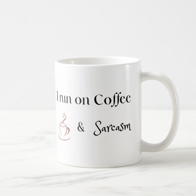 Jag springer på kaffe och sarkasm, rolig kaffeälsk kaffemugg (Höger)