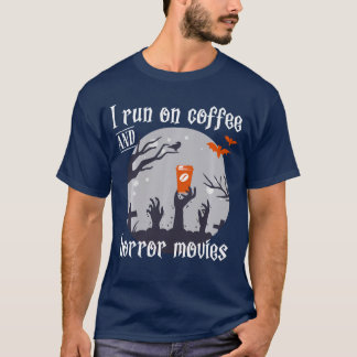 Jag springer på kaffe och skräckfilmer Kul och läs T Shirt