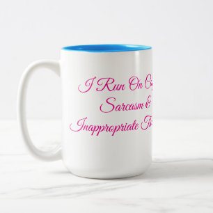 Jag springer på kaffe, sarkasm och olämpliga tanka Två-Tonad mugg