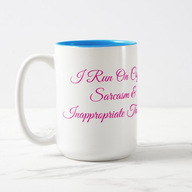 Jag springer på kaffe, sarkasm och olämpliga tanka Två-Tonad mugg (Vänster)