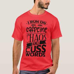 Jag springer på koffein, kaos och svordomar t shirt