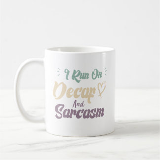 Jag springer på koffeinfri kaffe och sarkasm Rolig Kaffemugg