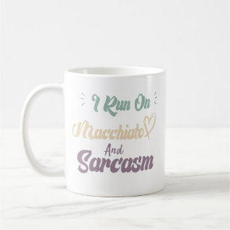 Jag springer på Macchiato och Sarcasm Roligt Citat Kaffemugg