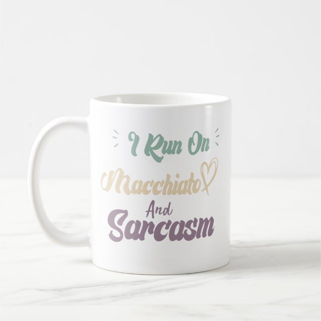 Jag springer på Macchiato och Sarcasm Roligt Citat Kaffemugg (Vänster)