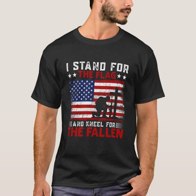 Jag står för Flagga och Kneel för Fallen T Shirt (Framsida)