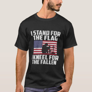 Jag står för flaggan, jag knäböjer för de fallna t shirt