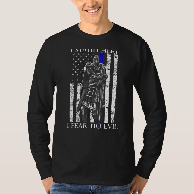 Jag står här och fruktar att ingen EVil Crusader K T Shirt (Framsida)