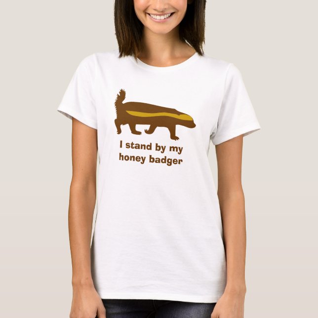 Jag står vid min honey badger t shirt (Framsida)
