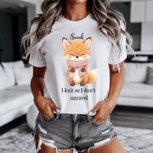 Jag stickar så jag inte faller isär T-shirt