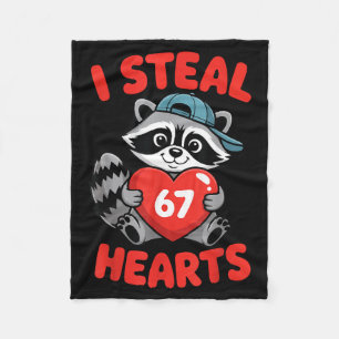 Jag stjäl 67 hjärtan Rolig 67 Valentine tvättbjörn Fleecefilt