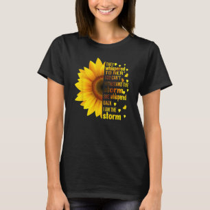Jag stormar de viskade till hennes solrosfeminis t shirt