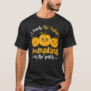 Jag studerar de kutaste pumporna i plåstret för pe t shirt