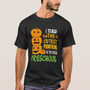 Jag studerar den kutaste dockan i lapptäckets förs t shirt