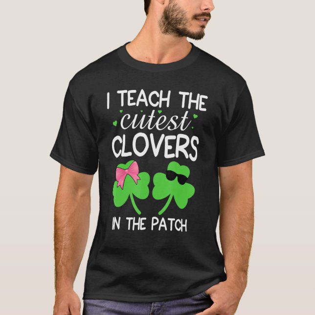 Jag studerar den kutest C som finns i St patricks  T Shirt (Framsida)