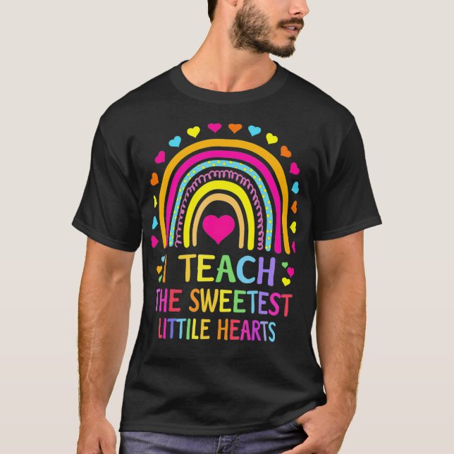 Jag studerar den sötaste Hearts Rainbow Teacher Va T Shirt (Framsida)