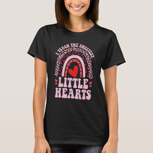 Jag studerar den sötaste Hearts Rainbow Teacher Va T Shirt (Framsida)