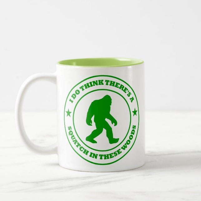 JAG TÄNKER ATT DET FINNS SQUATCH I grönt för DESSA Två-Tonad Mugg (Vänster)