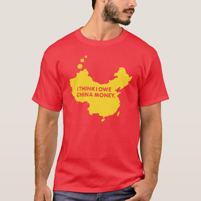JAG TÄNKER ATT JAG VARAR SKYLDIG CHINAPENGAR T SHIRT (Framsida)