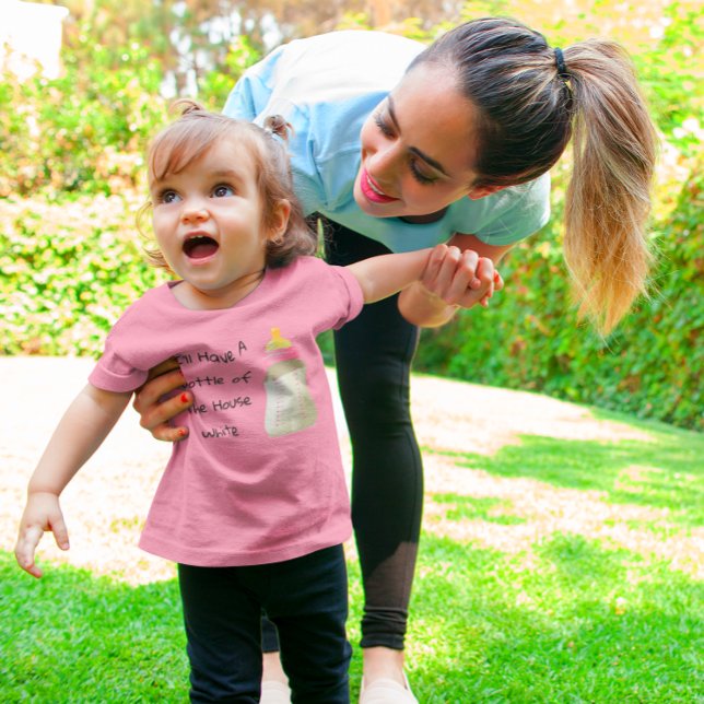 Jag tar en flaska husets vita Funny Girls  T Shirt (Skapare uppladdad)