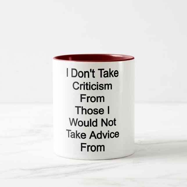 Jag tar inte emot kritik från dem jag inte skulle  Två-Tonad mugg (Center)