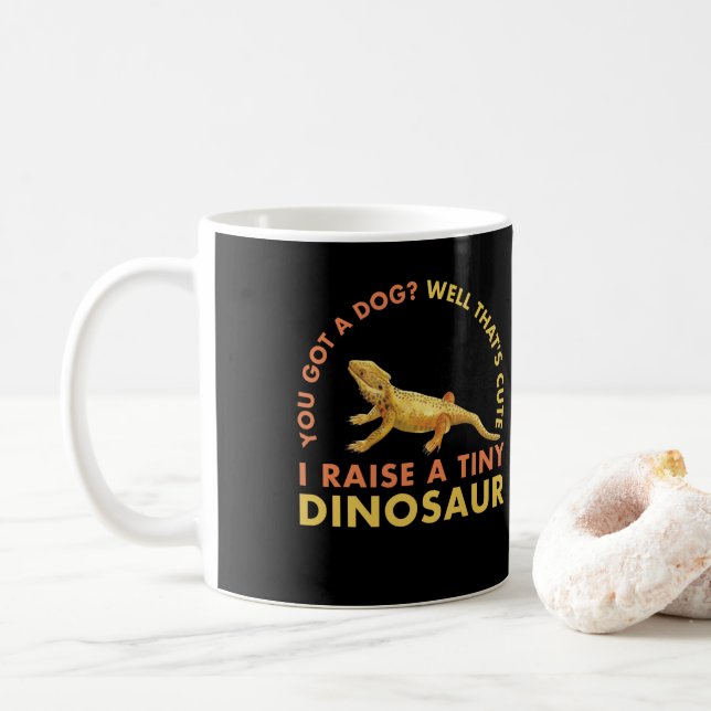 Jag tar upp en liten dinosaur Lizard Reptiles Kaffemugg (Med munk)