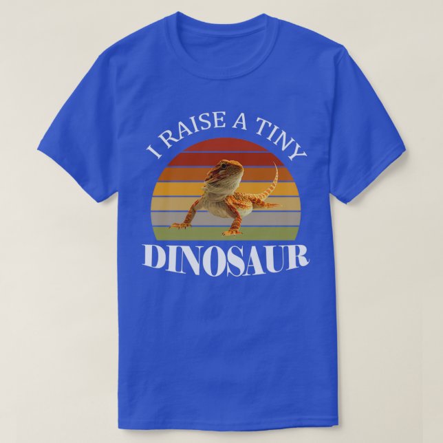 Jag tar upp en liten dosinosaur-unge. t shirt (Design framsida)