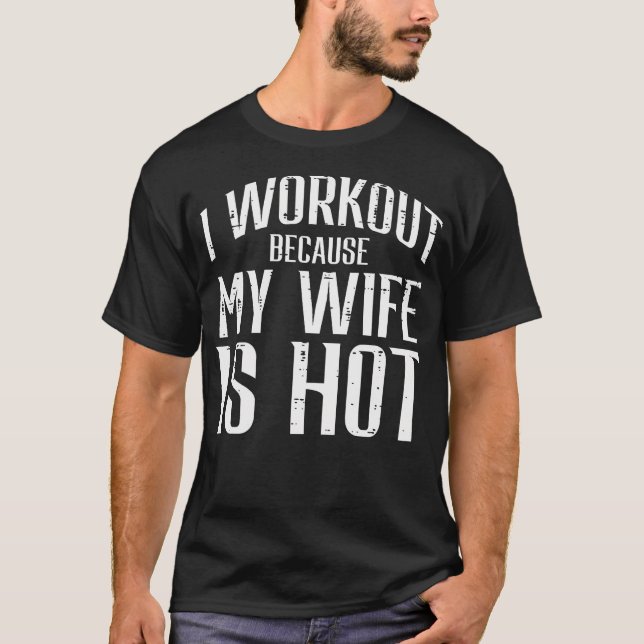 Jag tränar eftersom min fru är Hett Roligt Gym Fit T Shirt (Framsida)