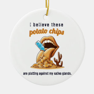 Jag tror att denna potatis chip är emot julgransprydnad keramik