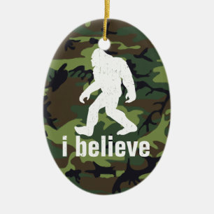 Jag tror - Bigfoot med skoggrönt Camo Julgransprydnad Keramik