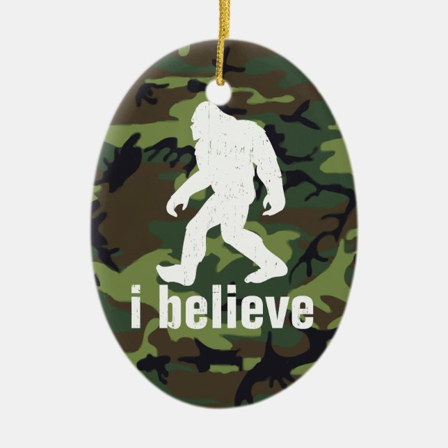 Jag tror - Bigfoot med skoggrönt Camo Julgransprydnad Keramik (Framsidan)