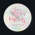 JAG TROR I UNICORNER OCH SJÖJUNGFRUAR RUND KLOCKA<br><div class="desc">JAG TROR PÅ UNICORNS OCH SJÖJUNGFRUAR,  BEAUTIFUL HAND LETTERED RAINBOW FÄRGAD DESIGN. EN UNDERBAR GIFT FÖR LITEN GIRL,  BOY,  WOMAN ELLER MAN I DITT LIV. MED MULTIFÄRGAD SJÖJUNGFRU MÖNSTER DETALJE OCH UTRYMME FÖR ETT NAMN.</div>