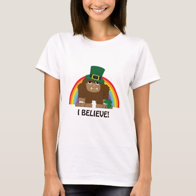 Jag tror! Leprechaun Bigfoot Tee (Framsida)