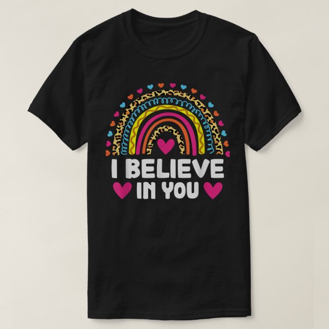 Jag tror på ditt Cute Rainbow Leopard Teacher Test T Shirt (Design framsida)