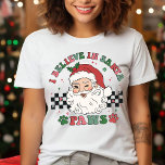 Jag tror på julen i Santa Tassar Retro Hund älskar T Shirt<br><div class="desc">Jag tror att i jultomten i Santa Tassar Retro julen Hund älskare Festive Helgdag Tri-Blend Shirt finns texten "Jag tror på Santa Tassar" i modern manustypografi som omger en lycklig-retro på en svart och vit schackbrädesbakgrund som accentueras med tass avtryck. Perfekt för julklappar, party och firande, julklappar, födelsedagar och så...</div>