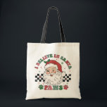 Jag tror på julen i Santa Tassar Retro Hund älskar Tygkasse<br><div class="desc">Jag tror att i jultomten i Santa Tassar Retro julen Hund älskare Festive Helgdag Tote Bag finns texten "Jag tror på Santa Tassar" i modern manustypografi som omger en lycklig-retro på en svart och vit schackbrädesbakgrund accentuerad med tass avtryck. Perfekt för julklappar, party och firande, julklappar, födelsedagar och så vidare....</div>