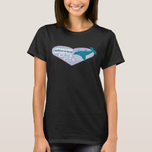 Jag tror på kärlek vid första stänk-val t shirt