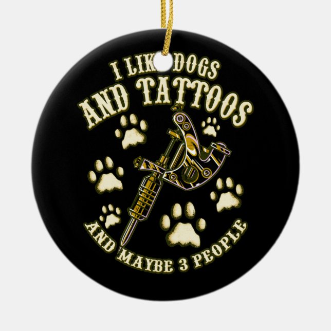 Jag tycker om Hundar och tatueringar och kanske tr Julgransprydnad Keramik (Framsidan)