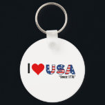 Jag ❤️ USA - sedan 1776 Nyckelring<br><div class="desc">Visa kärlek för rött,  vitt och blått med den djärva designen "I ❤️ USA"! Med flagga-fyllt brev och "Sedan 1776" är det en levande hyllning till frihet - perfekt för den 4 juli,  minnesdag eller patriotism hela året.</div>