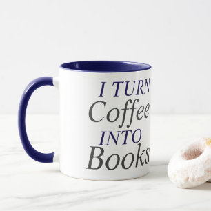 Jag vänder kaffe in i bokar mugg