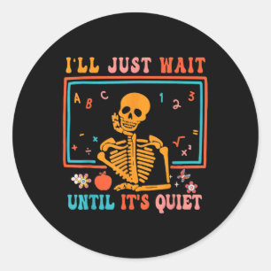 Jag väntar tills det är Quiet Skeleton Teacher H Runt Klistermärke
