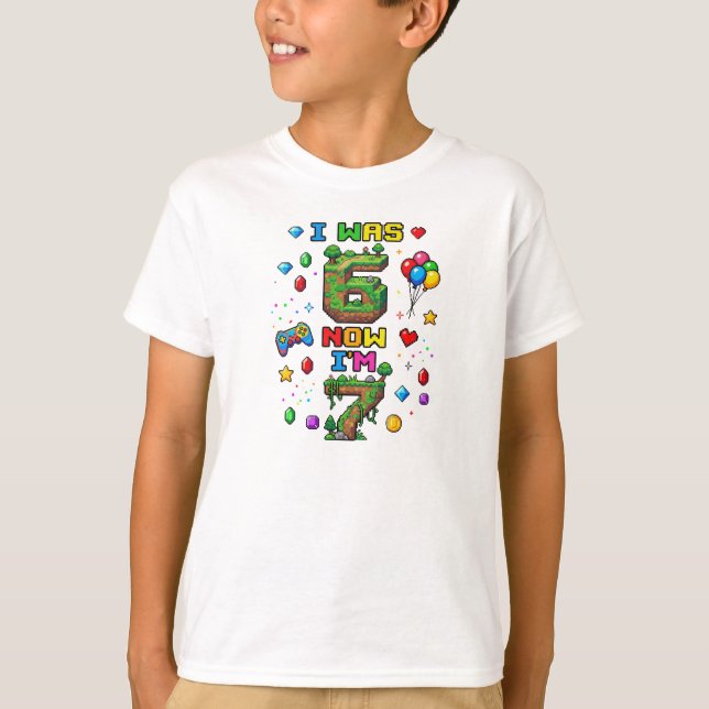 Jag var 6 nu är jag 7 Pixel Block Födelsedagsgrafi T Shirt (Framsida)