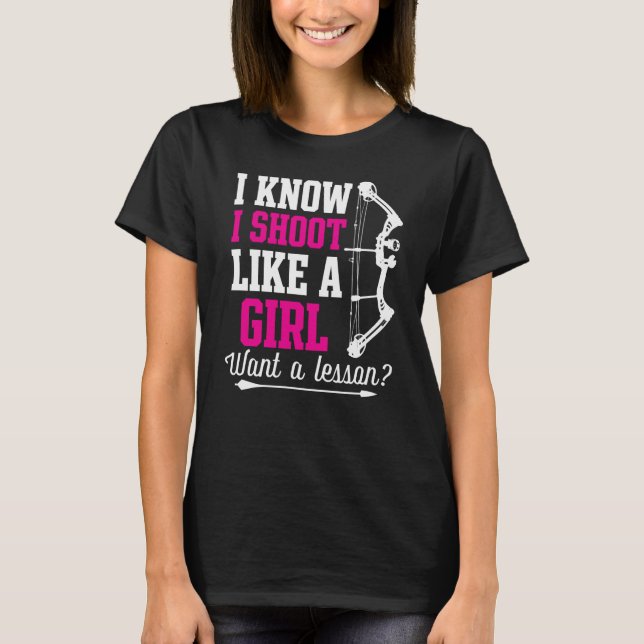 Jag vet att jag skjuter som en flicka T-Shirt (Framsida)