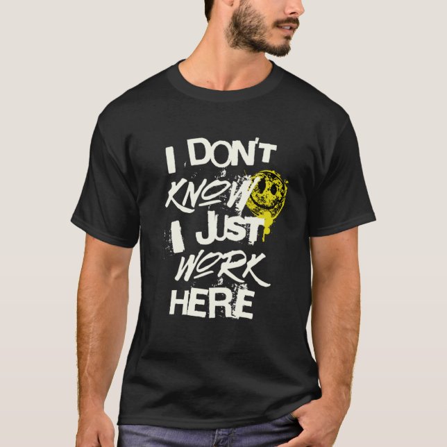 Jag vet inte att jag bara jobbar här t shirt (Framsida)
